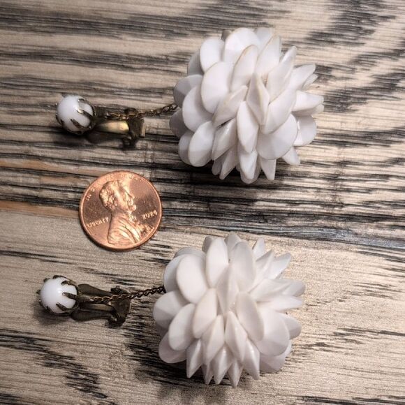 Vintage MCM Elegant White Floral Petal Ball Clip On Drop Earrings - Picture 8 of 9